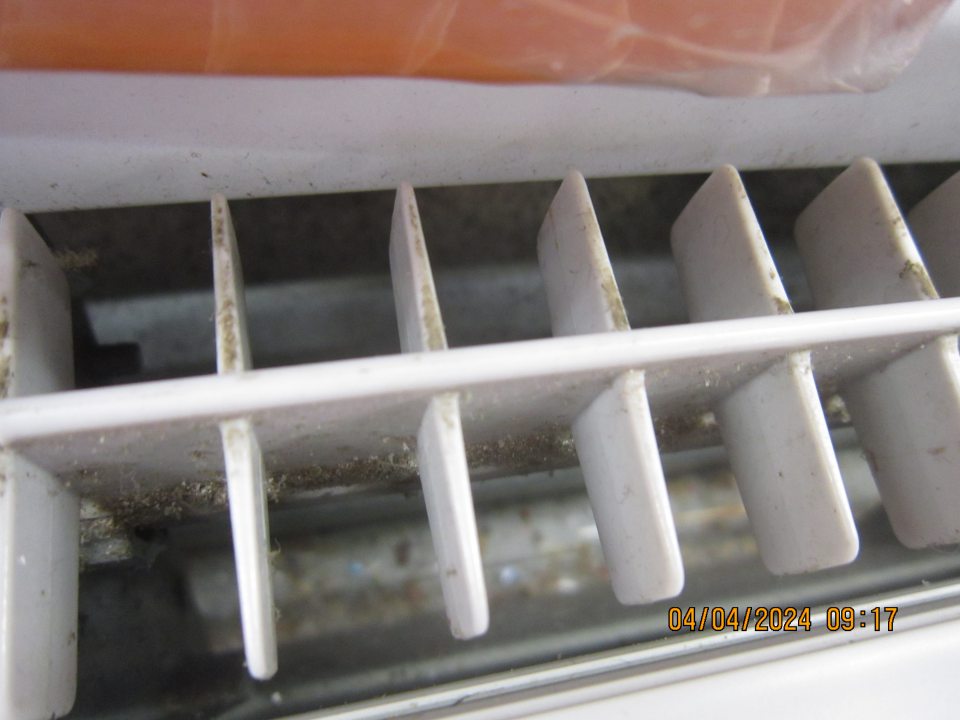 Predajná plocha: - chladiace zariadenie s uloženými mäsovými a chladiace zariadenie s uloženými mliečnymi výrobkami - v čase úradnej kontroly bol zistený starší nános prachu a hrubý nános nečistôt a 1 ks mŕtveho škodca ( mucha) v priestore posúvnej drážky dverí chladiaceho zariadenia na troch miestach, znečistenie nánosom nečistôt s výskytom plesní zistené aj v spodnej časti dverí v priestore spoja kovového rámu dverí a skla kovového rámu dverí z vonkajšej strany, starší nános nečistôt zistený aj na spodnej kovovej ploche pod kovovou mriežkou chladiaceho zariadenia pri ventilátore, nános nečistôt zistený aj na kovových mriežkach slúžiacich na prúdenie vzduchu z ventilátora chladiaceho zariadenia na viacerých miestach chladiacich zariadení