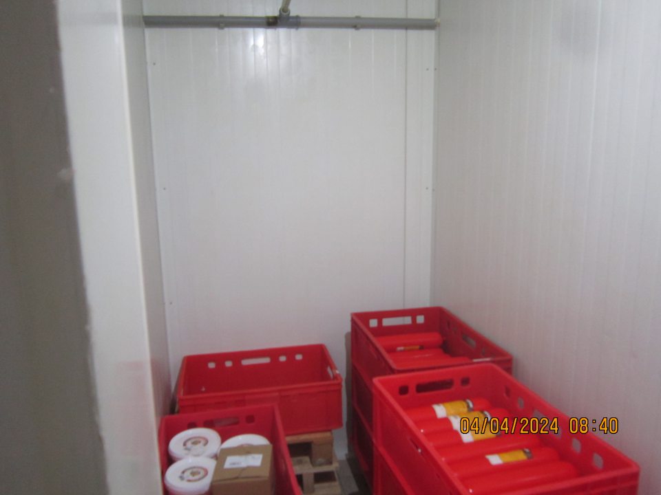 Zázemie prevádzky: - v chladiacom boxe slúžiacom na uloženie mäsových výrobkov ( domáca bravčová masť, domáca hydinová sekaná, nitran saláma uložené v prepravkách) klimatizačná jednotka, z ktorej sa potrubím odvádza voda do ďalšieho potrubia, kde v spoji týchto potrubí v čase úradnej kontroly kvapká voda. Pod uvedeným potrubím uložená prázdna prepravka