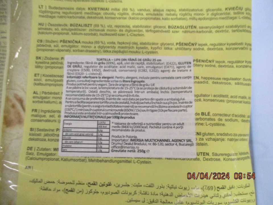 Dijo FUN & FOOD tortilla wraps Tortilla - placky z pšeničnej múky, predpecené 250g e, distribútor: Kosmonte Foods sh. P.k., rr. Antenes 1200 Harilaq, Fushe, Kosove, Kosovo, krajina pôvodu: Poľsko, Najlepšie spotrebovať pred: dátum a číslo výrobnej šarže - natlačené na zadnej strane balenie pri zvare 19/06/2024 L3512A5. V čase úradnej kontroly sa na predajnom mieste nachádzal uvedený výrobok v celkovom množstve 27 ks, celkovej hmotnosti 6,75 kg a predajnej cene 46,17€ s prelepenou etiketou v cudzom jazyku, uvedená etiketa bola prelepená cez údaje o zložení výrobku uvedené v kodifikovanej podobe štátneho jazyka (slovenský jazyk). Uvedený tovar bol dodaný na prevádzku s originál dolepenou etiketou, nebol dolepovaný prevádzkovateľom potravinárskeho podniku v kontrolovanej prevádzke. Dátum minimálnej trvanlivosti nie je uvedený slovami v zmysle prílohy X ods. 1 článku 24 ods. 2 Nariadenia EP a Rady (ES) č. 1169/2011 o poskytovaní informácií o potravinách spotrebiteľom.