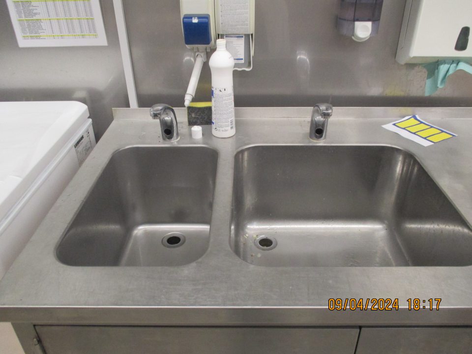 Na úseku dopekania pekárenských hlbokozmrazenývch polotovarov, bolo v čase úradnej kontroly zistené, že nebol zabezpečený prívod teplej tečúcej vody a taktiež nebol zabezpečený dostatočný prívod studenej vody. 