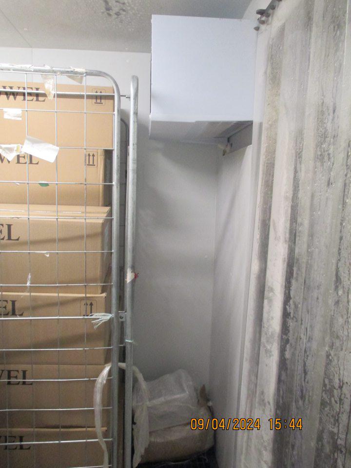 V zázemí v mraziacom boxe s uskladnenými hlbokozmrazenými pekárenskými polootovarmi, bol zistený značný výskyt námrazy na výparníku, na strope v časti nad uskladnenými hlbokozmrazenými polotovarmi po celej dĺžke termozávesu.