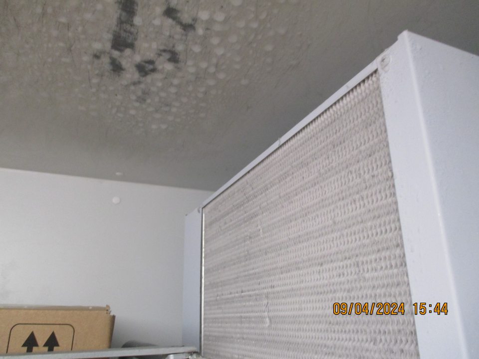 V zázemí v mraziacom boxe s uskladnenými hlbokozmrazenými pekárenskými polootovarmi, bol zistený značný výskyt námrazy na výparníku, na strope v časti nad uskladnenými hlbokozmrazenými polotovarmi po celej dĺžke termozávesu.
