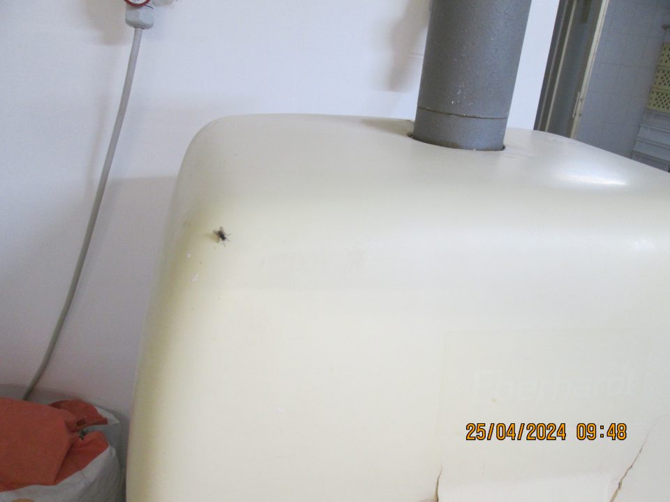 prasknutý kryt na vyguľovacom zariadení v hornej časti výskyt prasklín na dvoch miestach