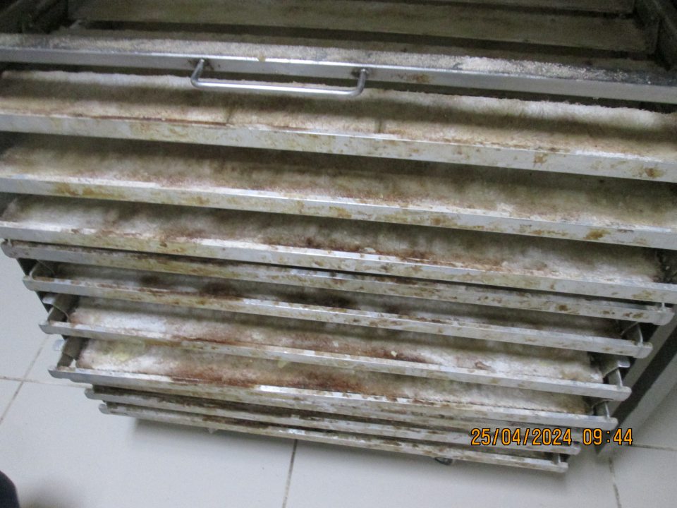 vo výrobni šišiek znečistené zariadenie vozík na šišky - na jednotlivých desiatich etážach zistený hrubý nános špiny, nečistôt, zvyškov cesta a zaschnutého oleja. Posledná výroba šišiek 24.4.2024.