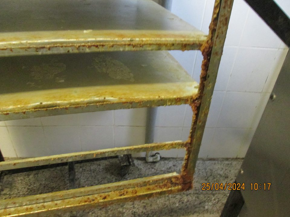 vozík na knedle znečistený hrubou vrstvou mastných nečistôt a zvyškov z výroby knedlí po obvode kovovej konštrukcie na viacerých miestach a na troch platniach. Posledná výroba knedlí ukončená dňa 24.04.2024.