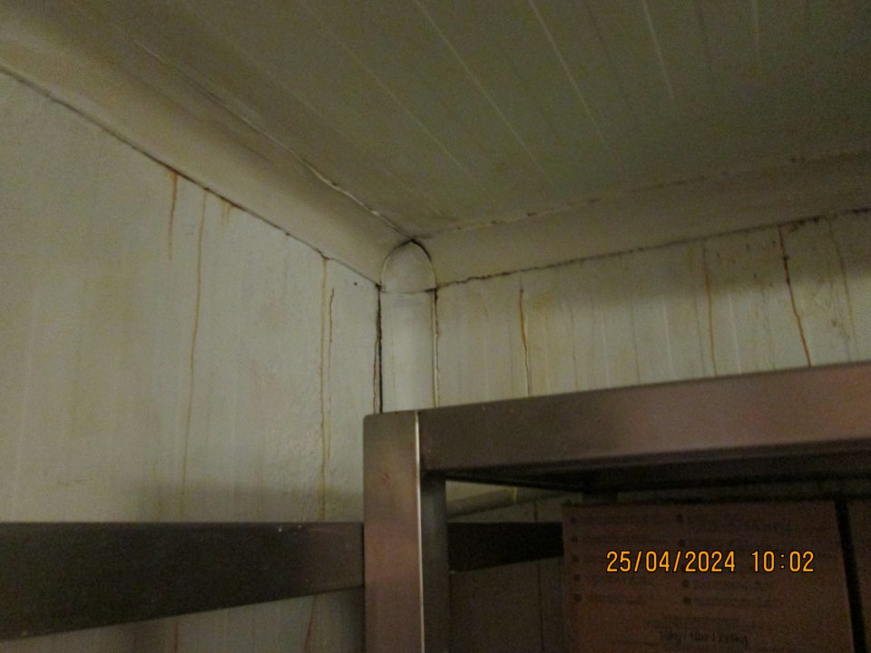 v chladiacom boxe výskyt korózie stien na viacerých miestach - oproti vstupu vedľa výparníka v ľavej časti a v ľavom roh