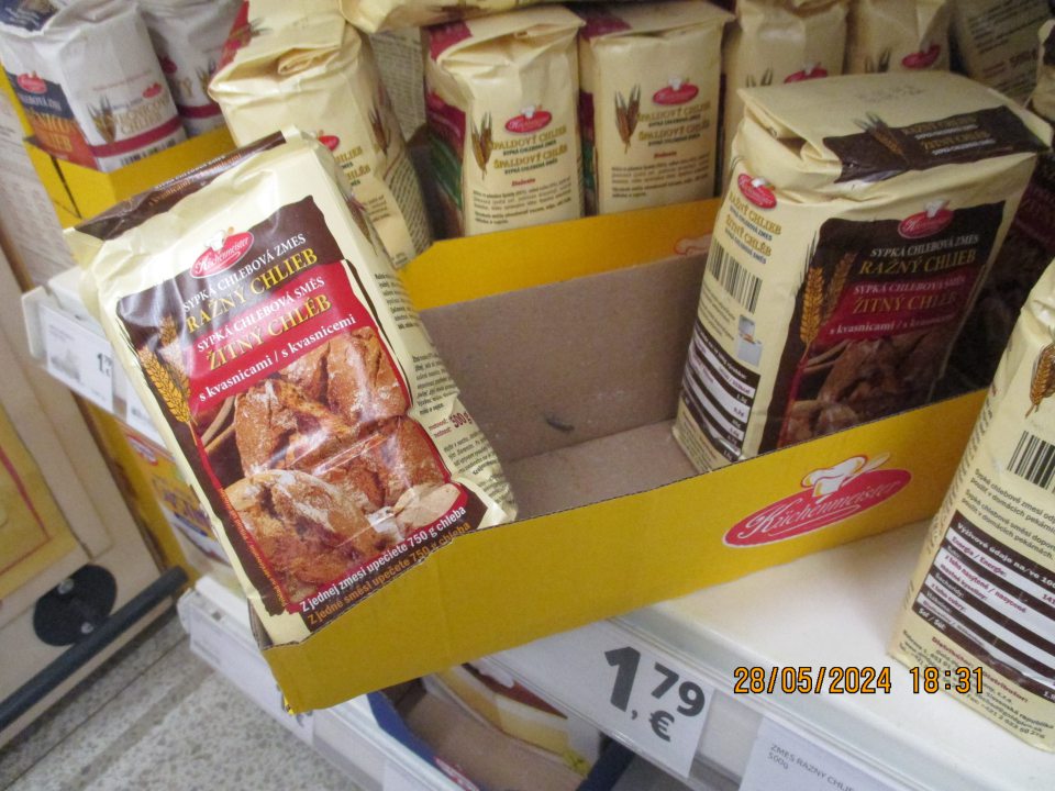 Na predajnej ploche v časti s uloženou spotrebiteľsky balenou múkou, bol zistený výskyt živých molí, juvenilných lariev a tiež zámotkov, ktoré sa nachádzali v rohoch obalu spotrebiteľských balení a tiež vo vnútri v krabiciach s uloženou múkou. Výskyt škodcov bol zistený aj v časti so zemiakovými lupienkami. Výskyt molí na viacerých miestach prevádzky svedčí o nedostatočnom výkone dezinsekcie a nálednej sanitácie.