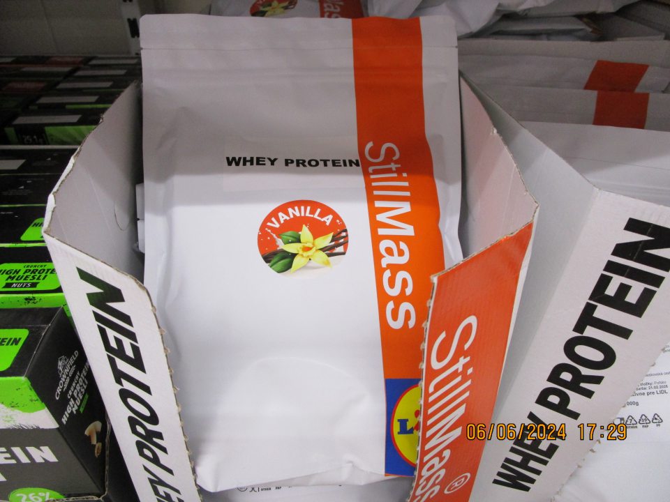u 2 druhov potravín nedostatky v označovaní, a to : - WHEY PROTEIN VANILLA 1000g a WHEY PROTEIN CHOCOLATE 1000g v celkovom množstve 24 kg a v celkovej cene 503,72 € bol uvedený údaj v nesprávnom tvare " minimálna trvanlivosť", výrobca: STILL MASS, s.r.o., Lieskovská cesta 468, 962 21 Lieskovec