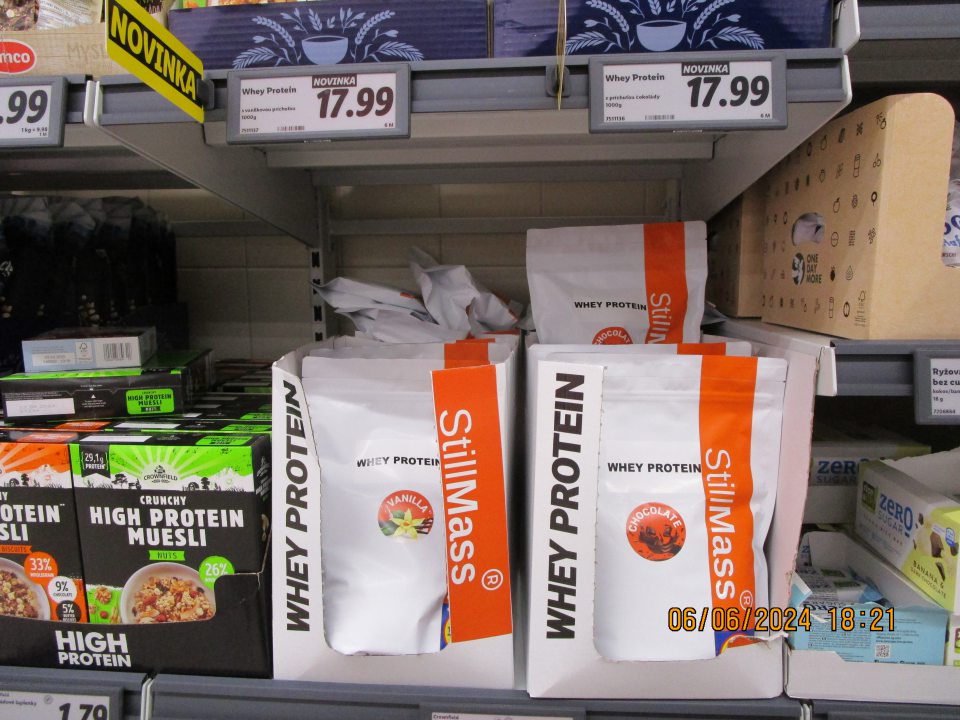 u 2 druhov potravín nedostatky v označovaní, a to : - WHEY PROTEIN VANILLA 1000g a WHEY PROTEIN CHOCOLATE 1000g v celkovom množstve 24 kg a v celkovej cene 503,72 € bol uvedený údaj v nesprávnom tvare " minimálna trvanlivosť", výrobca: STILL MASS, s.r.o., Lieskovská cesta 468, 962 21 Lieskovec