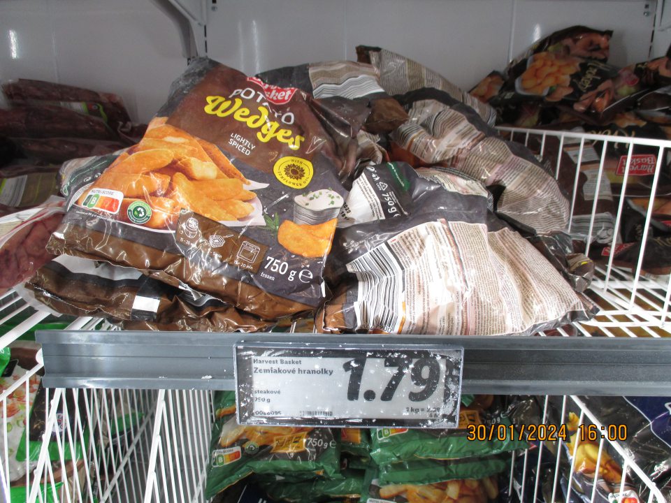 V ponuke pre konečného spotrebiteľa sa v mraziarenskom boxe nachádzali hlbokozmrazené potraviny bez označenia dátumu minimálnej trvanlivosti - Harvest Basket, potato wedges lightly spiced 750g, v celkovom množstve 5 ks, v celkovej váhe 3750g a v celkovej predajnej cene 8,95€. Vyrobené pre Lidl Stiftung and Co. KG, Stiftsbergstr. 1, DE - 74167 Neckaesulm.