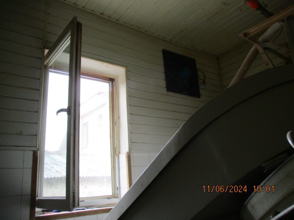  Vo výrobni chleba boli v čase dodatočnej úradnej kontroly otvorené dve okná do vonkajšieho prostredia s neutesnenými sieťkami v hornej časti - oproti etážovej peci jedno okno s otvorom resp. škárou a jedno okno nad miesičom s otvorom resp. škárou - možnosť vnikania škodcov - hmyzu do objektu