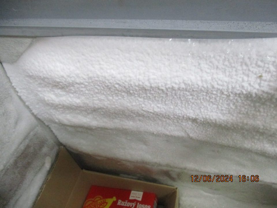 Výskyt hrubej vrstvy námrazy v mraziacom boxe v zázemí prevádzky.