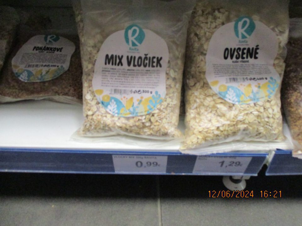 Ravita mix vločiek 300g po uplynutí dátumu minimálnej trvanlivosti uložená na predajnom mieste s ostatnými potravinami ponúkanými na predaj.