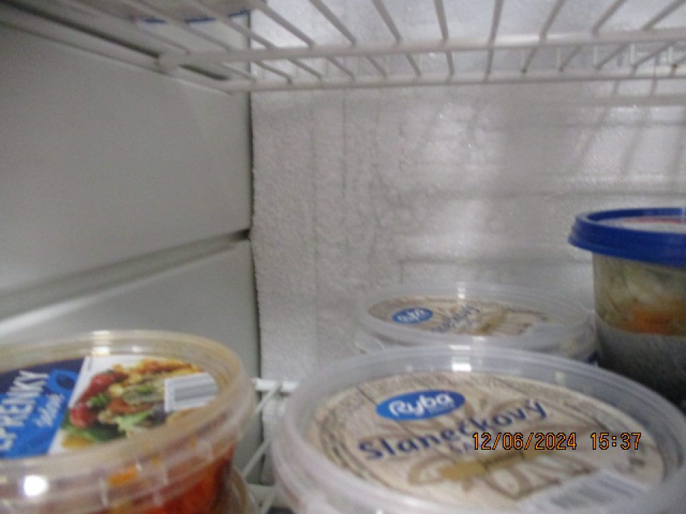 Zadná stena chladiaceho zariadenia výskyt hrubej vrstvy námrazy.