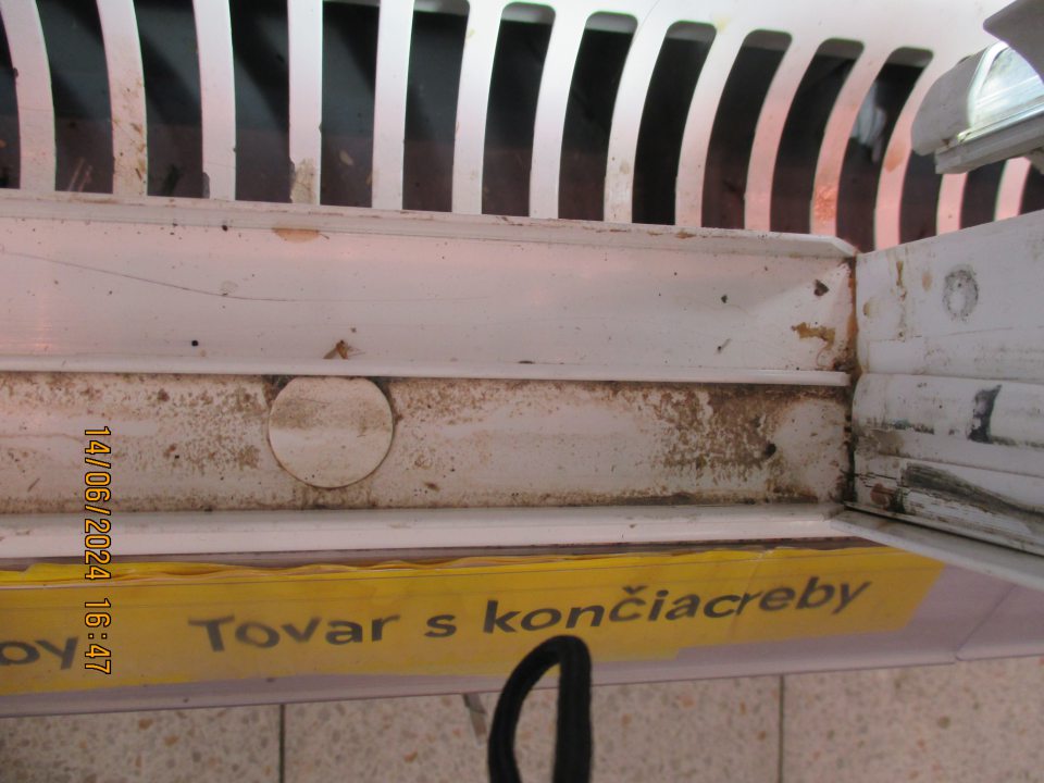 Zistený výskyt silne znečistených chladiarenských zariadení s uloženým chladeným mäsom a mliečnymi výrobkami nánosom nečistôt a zaschnutej tekutiny.