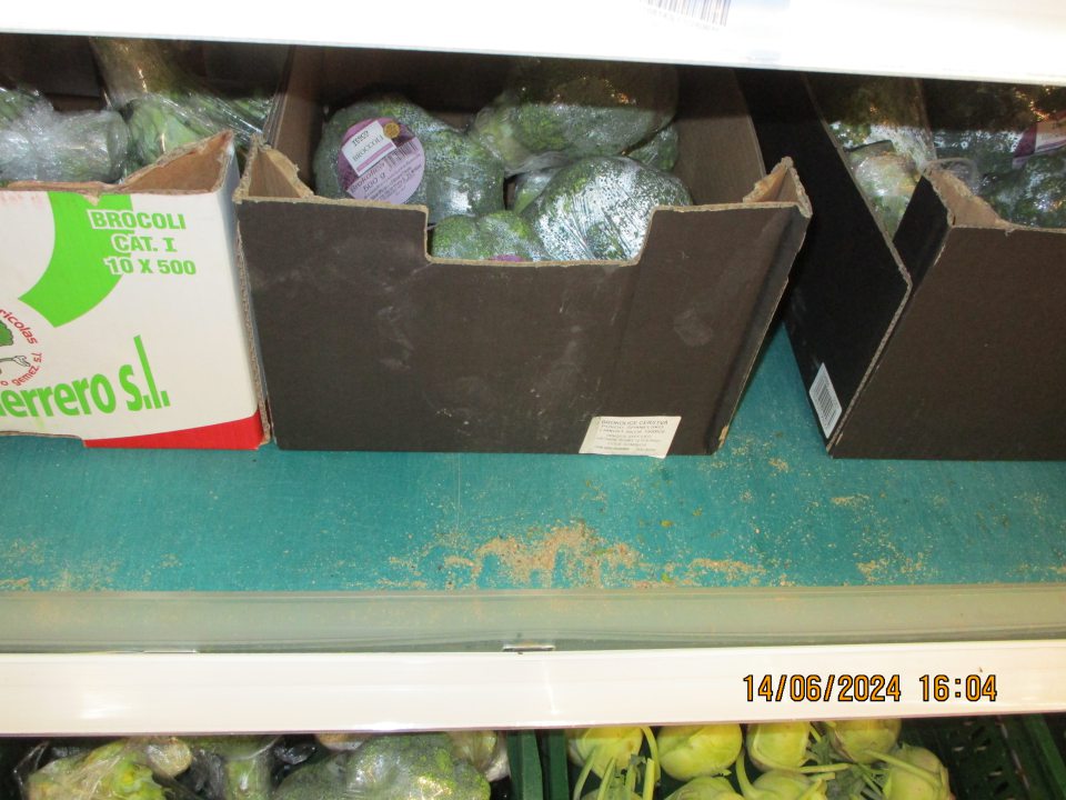  V chladiacej vitríne s uloženou chladenou zeleninou zistený nános piesku, hliny a zvyškov zeleniny.