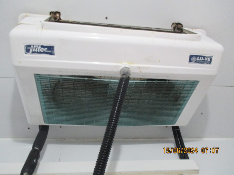 V chladiarenskom boxe uloženom v zázemí prevádzky bol zistený nános prachu a plesne na výparníku a stenách boxu.