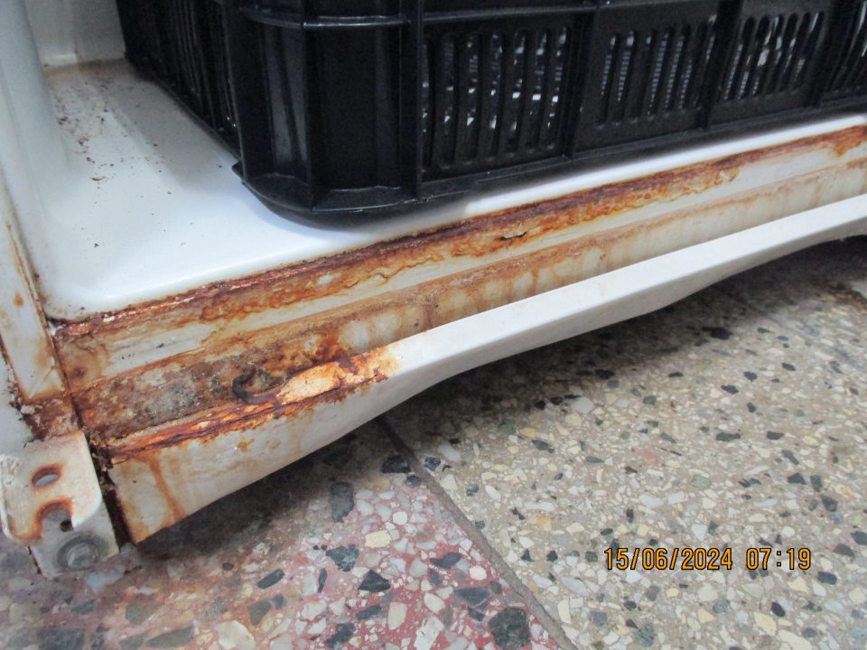 V chladiacej vitríne uloženej v časti "mäsokútik" slúžiacej na uskladnenie mäsových výrobkov bol zistený značný výskyt korózie na kovových mriežkach zariadenia. Výskyt korózie aj v dolnej časti z vonkajšej strany vitríny.