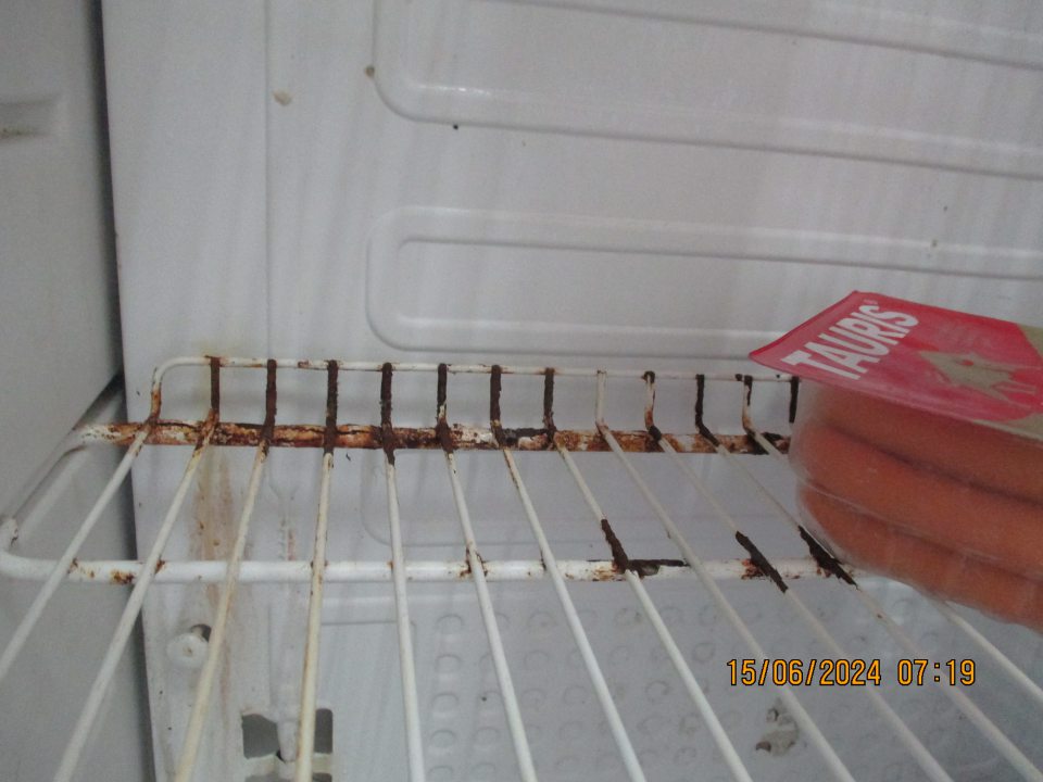 V chladiacej vitríne uloženej v časti "mäsokútik" slúžiacej na uskladnenie mäsových výrobkov bol zistený značný výskyt korózie na kovových mriežkach zariadenia. Výskyt korózie aj v dolnej časti z vonkajšej strany vitríny