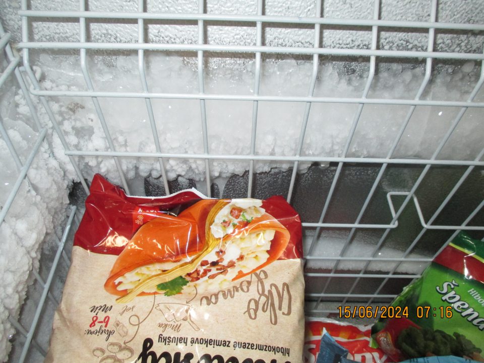 Výskyt hrubej námrazy a nečistôt na lište pod zasúvacími dvierkami boxu