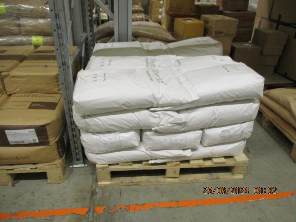 Surovina po uplynutí dátumu minimálnej trvanlivosti, dátumu spotreby spoločne uskladnená s vyhovujúcimi surovinami. 