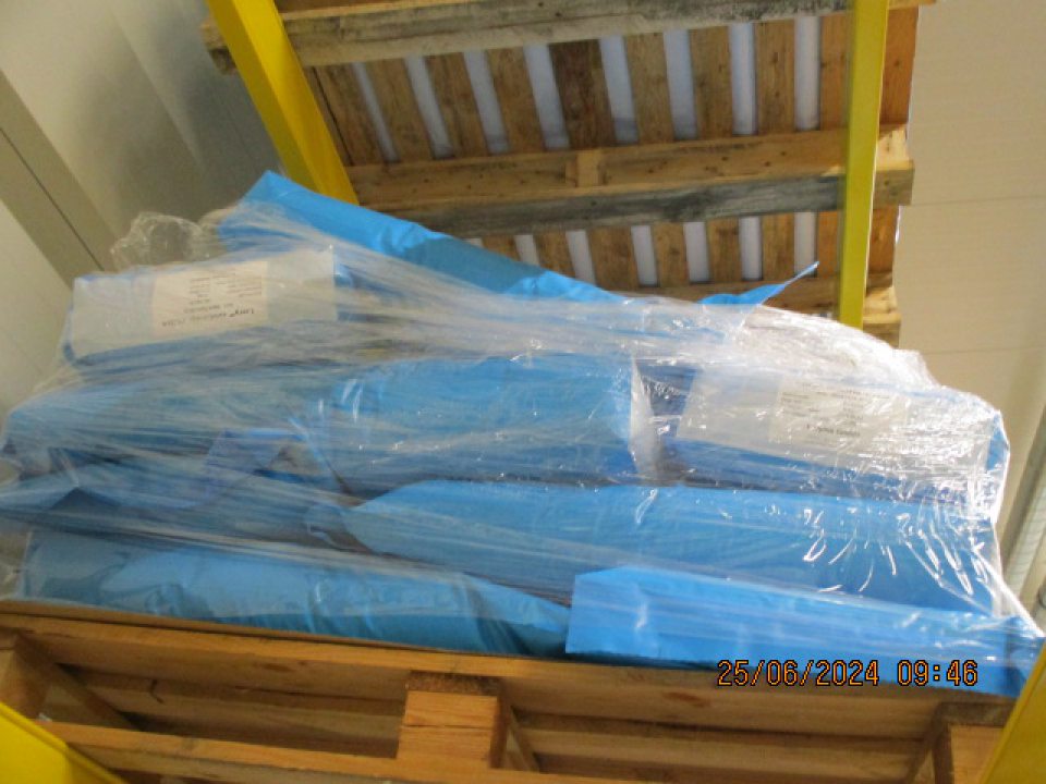 Surovina po uplynutí dátumu minimálnej trvanlivosti, dátumu spotreby spoločne uskladnená s vyhovujúcimi surovinami. 