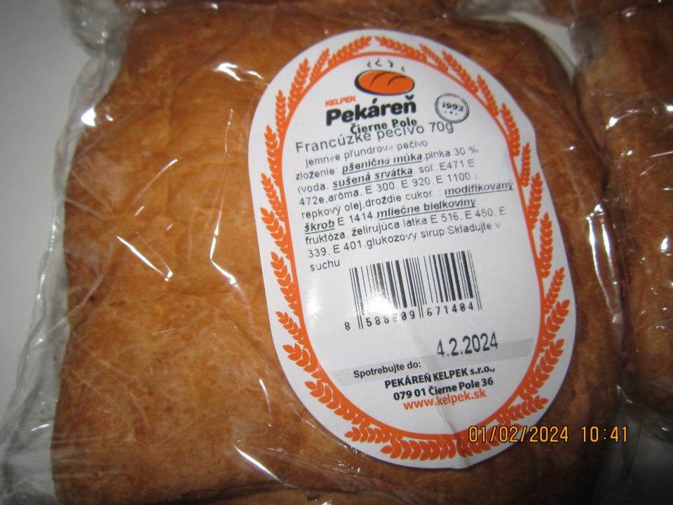 Francúzske pečivo 70g jemnée pľundrove pečivo v celkovom množstve 5ks( celková hmotnosť 0,350kg) a celkovej predajnej cene 4,25 Eur, Spotrebujte do : 04.02.2024 výrobca: Pekáreň KELPEK s.r.o., Čierne Pole 36 - na etikete spotrebiteľského obalu uvedeného výrobku v zozname zloženia sú deklarované údaje „E471, E472e, aróma, E 300, E 920, E 1100“, pričom pri uvedených použitých prídavných látkach nie je uvedené označenie názvu kategórie, za ktorým nasleduje ich špecifický názov alebo číslo E