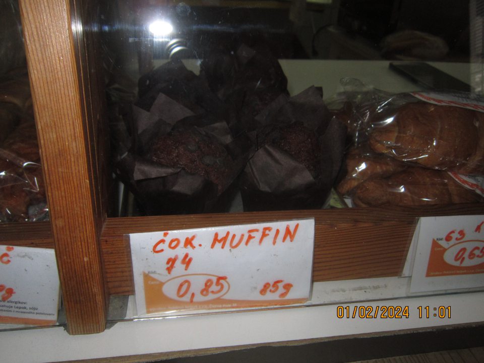 Nebalený výrobok umiestnený na predajnom mieste v predajnej vitríne s názvom ČOK. MUFFIN 85g, kód: 74 v celkovom množstve 7ks( celková hmotnosť 0,595kg) a celkovej predajnej cene 5,95 Eur, výrobca: P&P Pekáru Kft., krajina pôvodu: Maďarsko, dodávateľ: Pekáreň KELPEK s.r.o., Čierne Pole 36, nebol na predajnom mieste na etikete označený údajom o látkach alebo výrobkoch spôsobujúcich alergie alebo neznášanlivosť a k danému predávanému nebalenému výrobku neboli uvedené ostatné povinné údaje o potravine( dátum spotreby, zloženie výrobku)ani na predajnom mieste na etikete, ani v tesnej blízkosti nebalenej potraviny, ktorej sa týkajú a ani v katalógu s názvom Zloženie pekárenských výrobkov Pekáreň Kelpek s.r.o. Čierne Pole 36 IČO 47019719, ktorý je určený k nahliadnutiu pre konečného spotrebiteľa