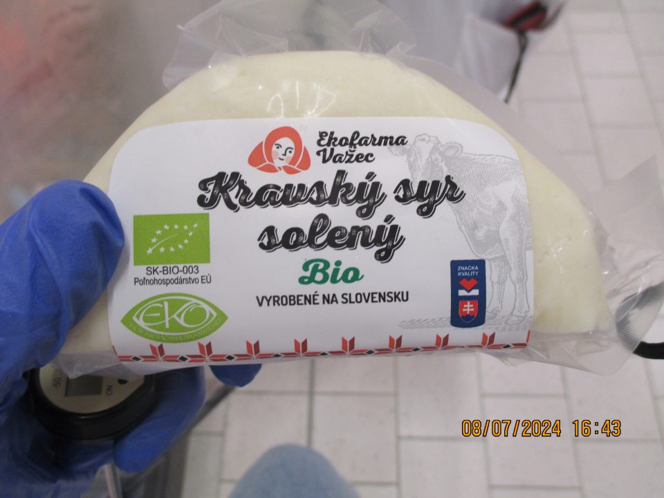Kravský syr solený a Kravský syr údený na etikete uvedený povinný údaj v nesprávnom tvare "dátum spotreby".