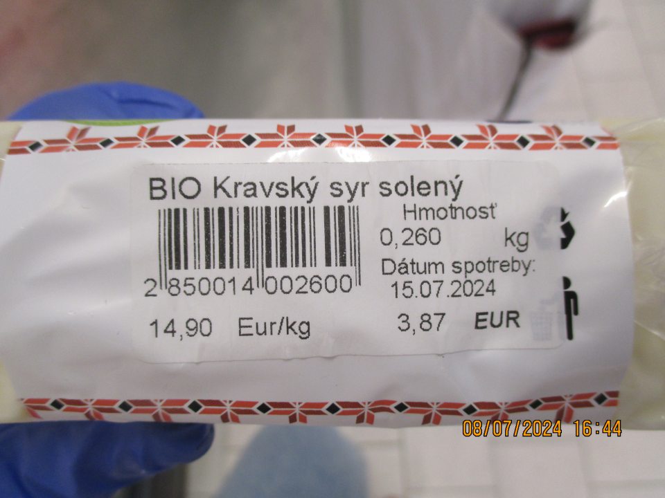 Kravský syr solený a Kravský syr údený na etikete uvedený povinný údaj v nesprávnom tvare "dátum spotreby".