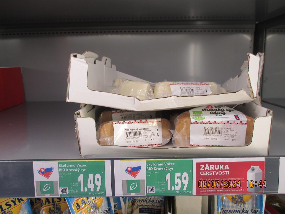 Kravský syr solený a Kravský syr údený na etikete uvedený povinný údaj v nesprávnom tvare "dátum spotreby" .