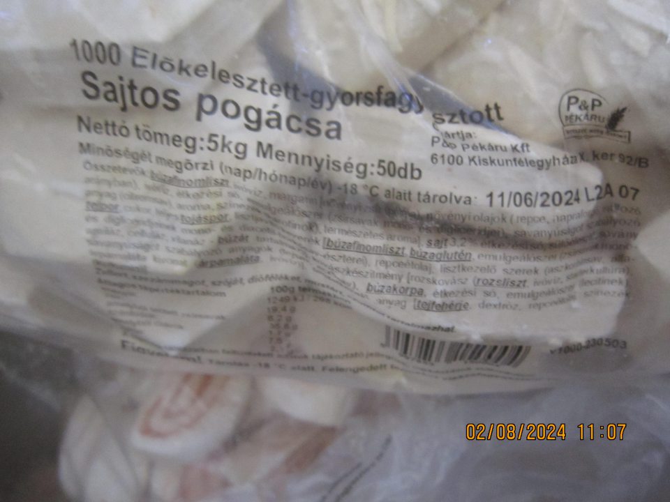 Spoločné uskladnenie 7 druhov hlbokomrazených pekárenských výrobkov určených na dopekanie vo vlastnej prevádzke umiestnených v mraziacom zariadení v zázemí prevádzky spoločne s hlbokomrazenými pekárskymi výrobkami s vyhovujúcim dátumom minimálnej trvanlivosti, podľa predloženého plánu pečenia nebol zistený dopek pekárskych polotovarov po uplynutí DMT v celkovom množstve 15,80 kg a predajnej cene 127,50€