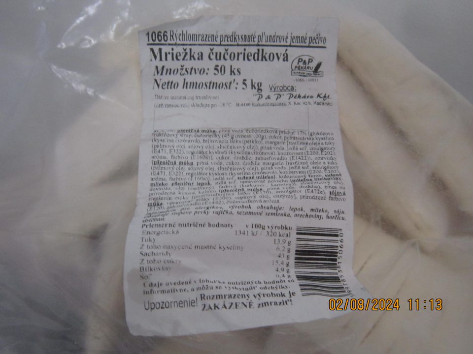 Spoločné uskladnenie 7 druhov hlbokomrazených pekárenských výrobkov určených na dopekanie vo vlastnej prevádzke umiestnených v mraziacom zariadení v zázemí prevádzky spoločne s hlbokomrazenými pekárskymi výrobkami s vyhovujúcim dátumom minimálnej trvanlivosti, podľa predloženého plánu pečenia nebol zistený dopek pekárskych polotovarov po uplynutí DMT v celkovom množstve 15,80 kg a predajnej cene 127,50€