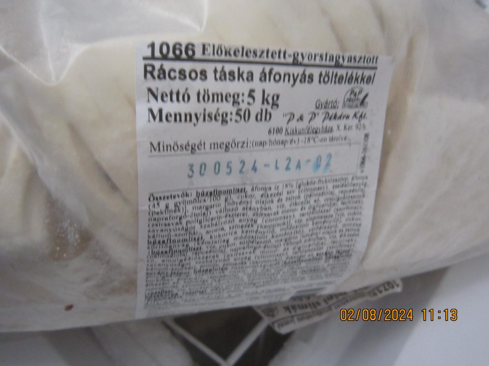 Spoločné uskladnenie 7 druhov hlbokomrazených pekárenských výrobkov určených na dopekanie vo vlastnej prevádzke umiestnených v mraziacom zariadení v zázemí prevádzky spoločne s hlbokomrazenými pekárskymi výrobkami s vyhovujúcim dátumom minimálnej trvanlivosti, podľa predloženého plánu pečenia nebol zistený dopek pekárskych polotovarov po uplynutí DMT v celkovom množstve 15,80 kg a predajnej cene 127,50€