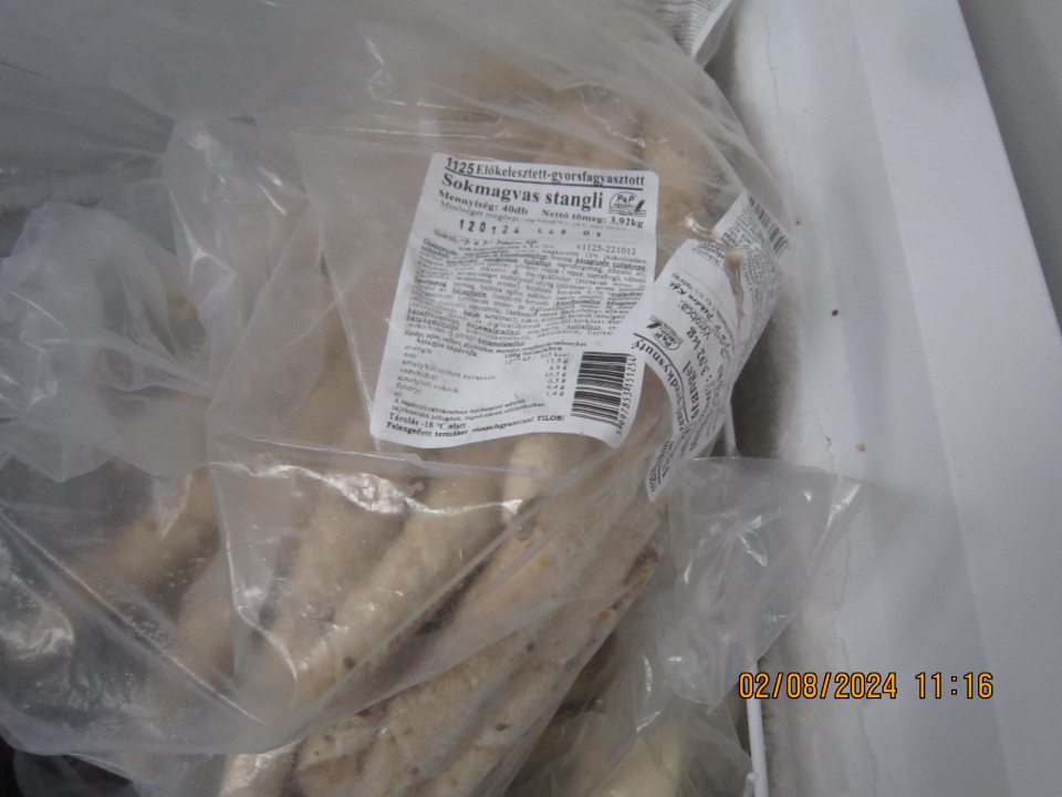 Spoločné uskladnenie 7 druhov hlbokomrazených pekárenských výrobkov určených na dopekanie vo vlastnej prevádzke umiestnených v mraziacom zariadení v zázemí prevádzky spoločne s hlbokomrazenými pekárskymi výrobkami s vyhovujúcim dátumom minimálnej trvanlivosti, podľa predloženého plánu pečenia nebol zistený dopek pekárskych polotovarov po uplynutí DMT v celkovom množstve 15,80 kg a predajnej cene 127,50€