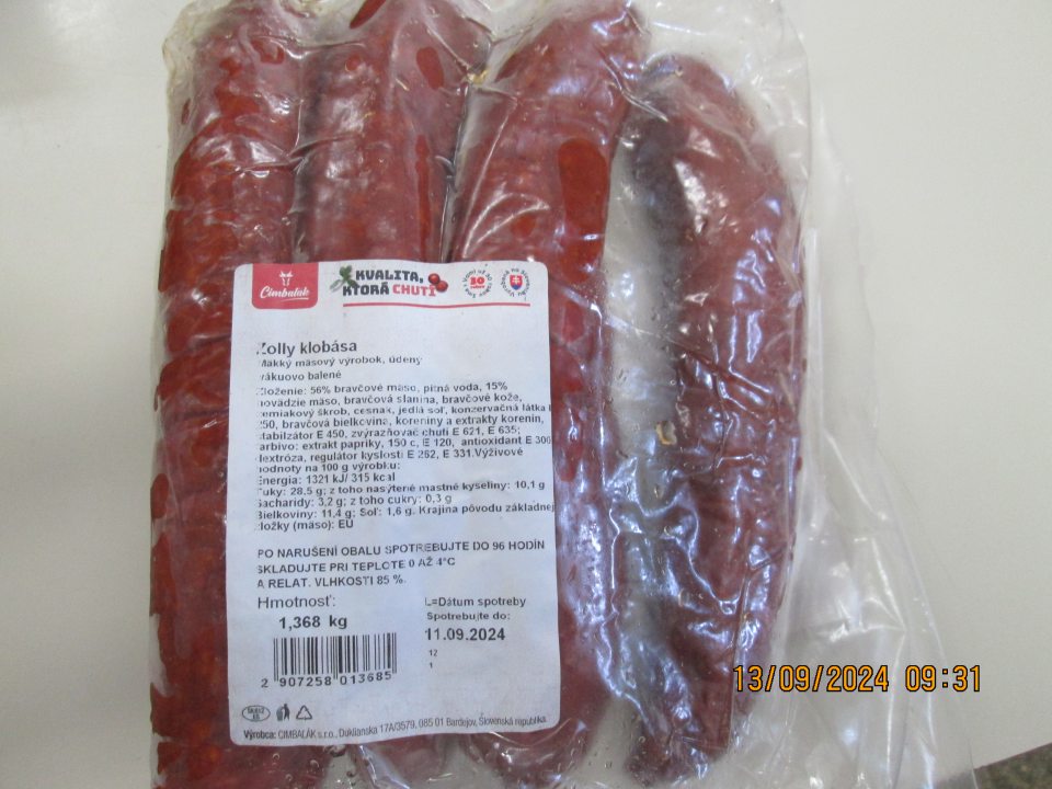 ZOLLY klobása 1,036 kg – DS: 11.09.2024, v celkovej hmotnosti: 1,3 kg, v celkovej cene: 8,59 Eur. 