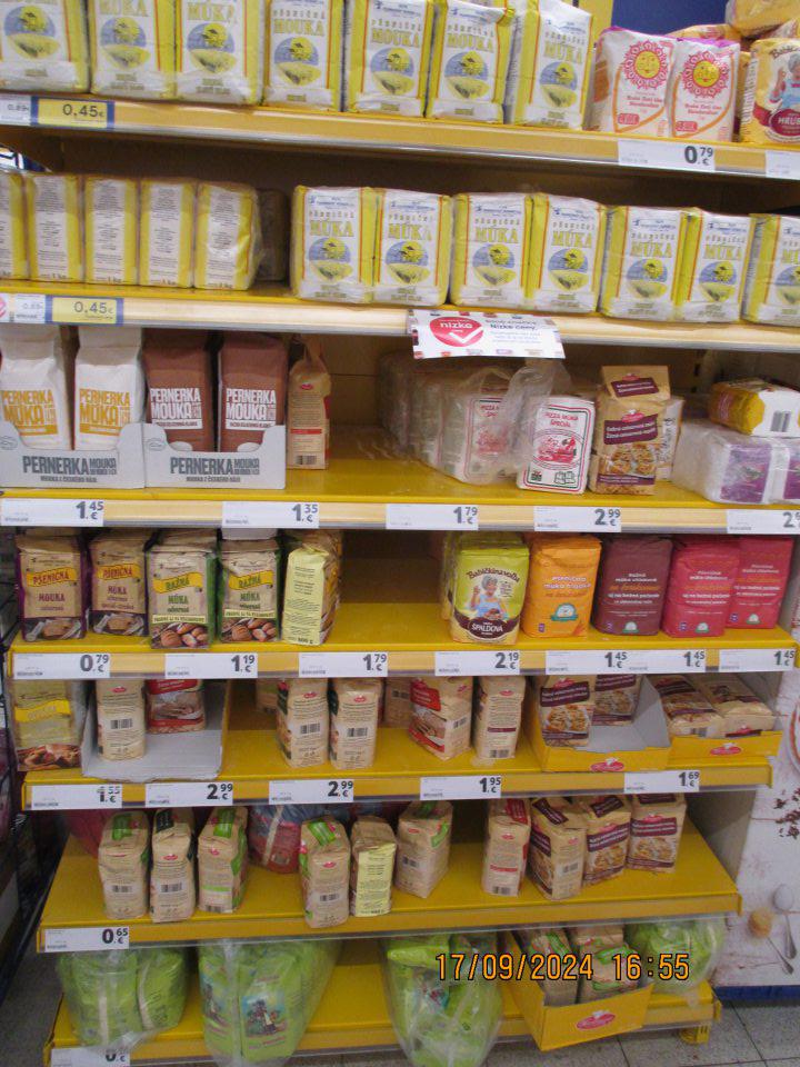 Výskyt živých molí a ich juvenilných lariev na predajnej ploche v časti s uloženou spotrebiteľsky balenou múkou. 