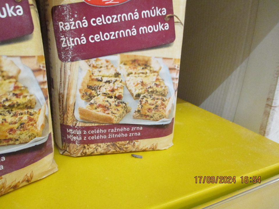 Výskyt živých molí a ich juvenilných lariev na predajnej ploche v časti s uloženou spotrebiteľsky balenou múkou. 