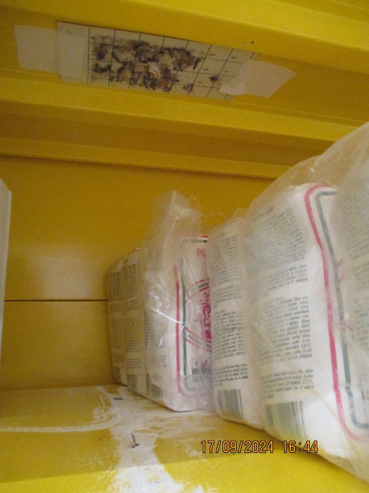 Výskyt živých molí a ich juvenilných lariev na predajnej ploche v časti s uloženou spotrebiteľsky balenou múkou. 