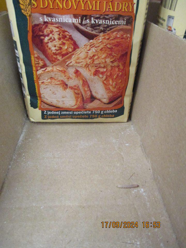 Výskyt živých molí a ich juvenilných lariev na predajnej ploche v časti s uloženou spotrebiteľsky balenou múkou. 