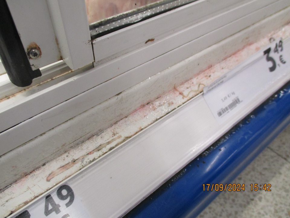 Značne znečistené chladiace vitríny zvyškami potravín, plesne a kondenzu s uloženým chladeným mäsom, mliečnymi výrobkami a omáčkami. 