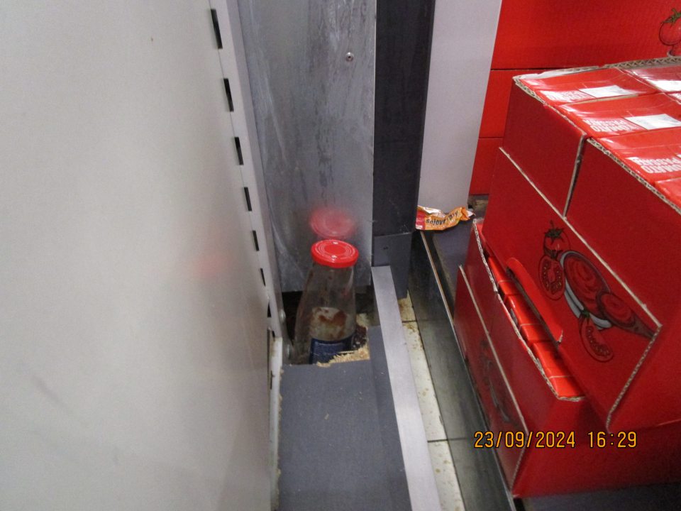 na predajnej ploche výskyt nečistôt, rozbitej fľaše kečupu, zaschnutej horčice