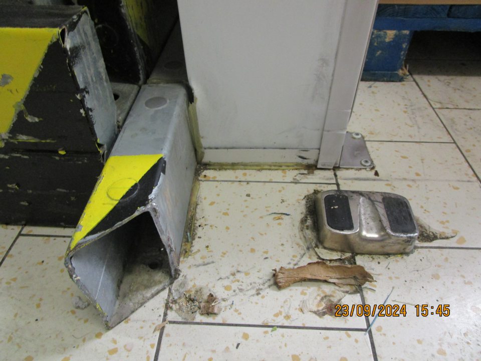 v zázemí prevádzky na podlahe medzi mraziacim boxom a chlkadiacim boxom výskyt špiny, nečistôt 