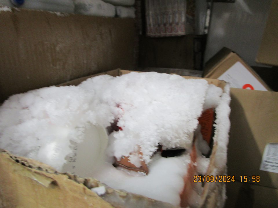  v mraziacom boxe v časti dopeku s uskladnenými pekárenskými polotovarmi sa nachádzala námraza v ľavej časti pod výparníkom na kartónoch s uloženými pekárenskými polotovarmi, ako aj výskyt kondenzu pozdĺž celého stropu, taktiež pod ventilátormi výparníka - 