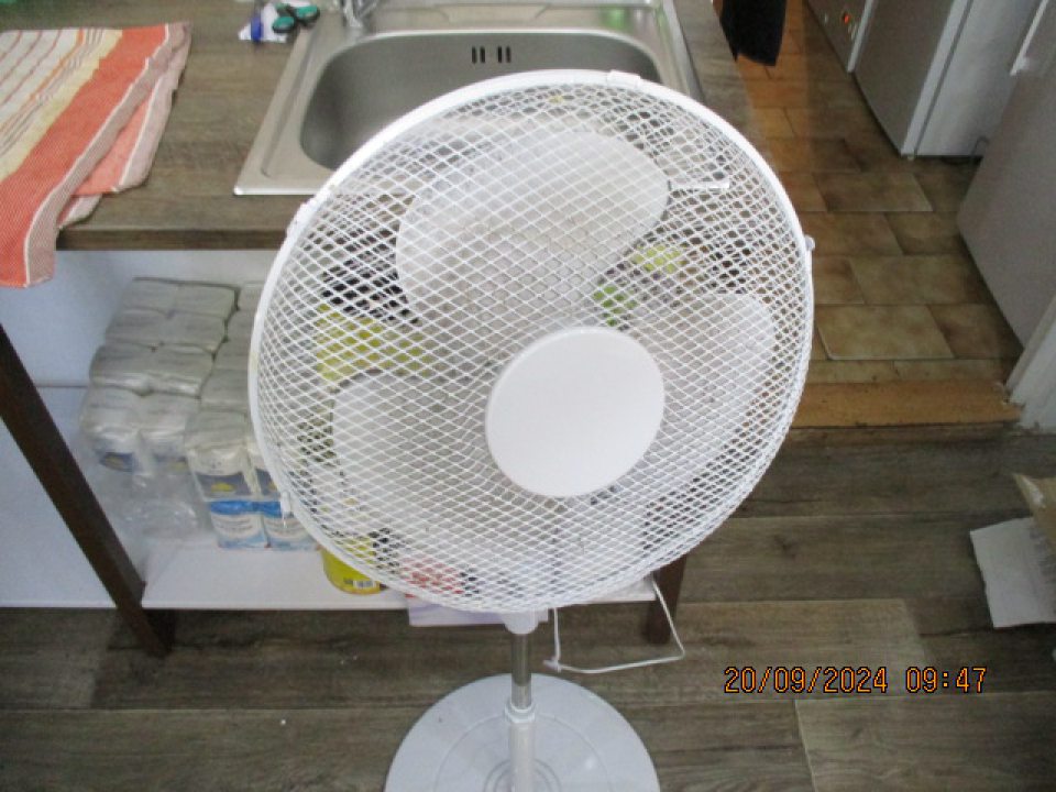 Vo výrobnom priestore umiestnené zariadenie na ventiláciu vzduchu znečistené viditeľným nánosom nečistôt a prachu.