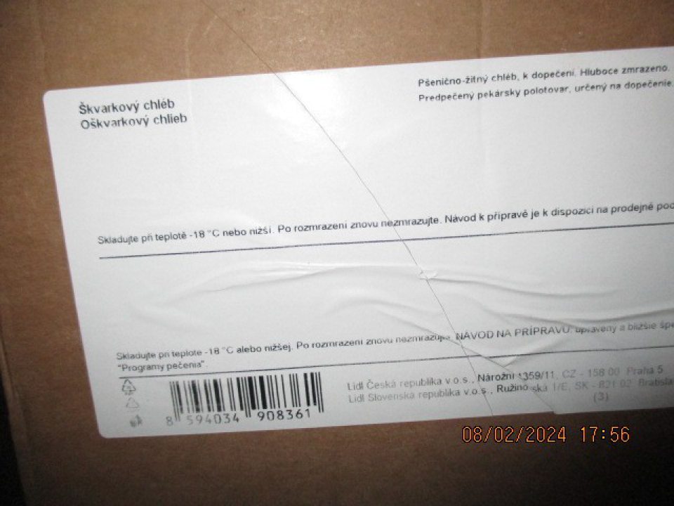 v zázemí v časti dopeku pekárenských výrobkov bol zistený v mraziacom boxe výskyt 1 druhu predpečeného hlbokozmrazeného pekárenského polotovaru- Oškvarkový chlieb 460g v množstve 3 ks a v celkovom množstve 1380g, DMT: 22.01.2024
