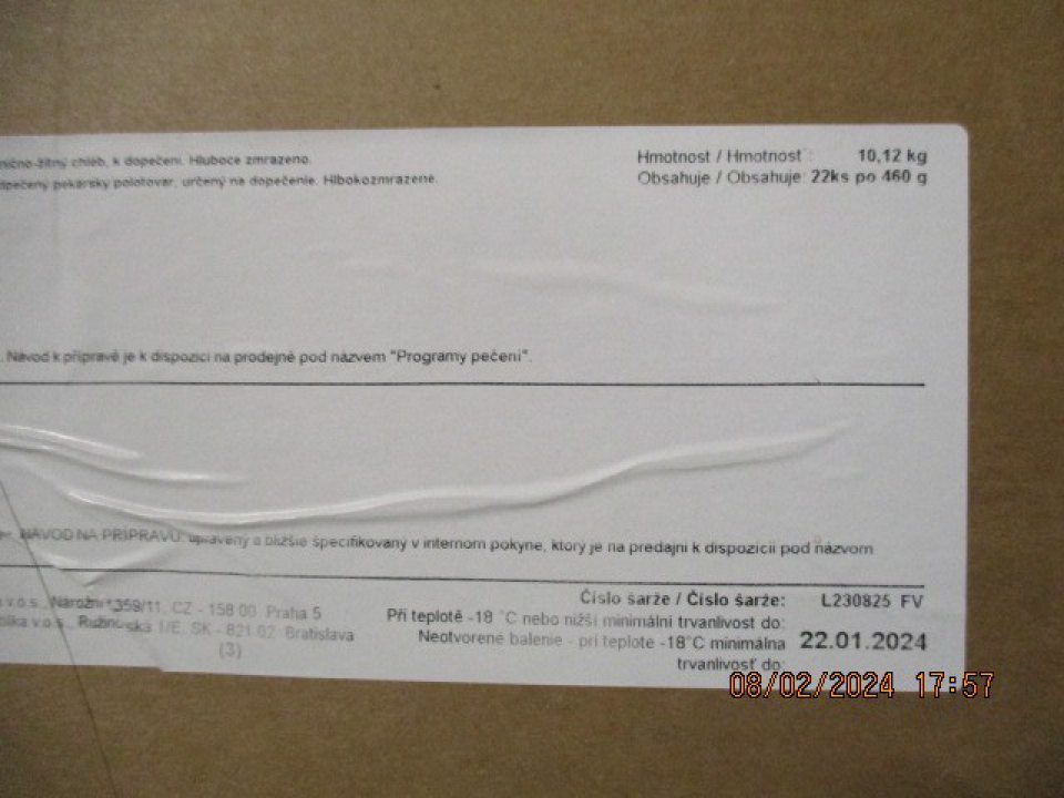 v zázemí v časti dopeku pekárenských výrobkov bol zistený v mraziacom boxe výskyt 1 druhu predpečeného hlbokozmrazeného pekárenského polotovaru- Oškvarkový chlieb 460g v množstve 3 ks a v celkovom množstve 1380g, DMT: 22.01.2024