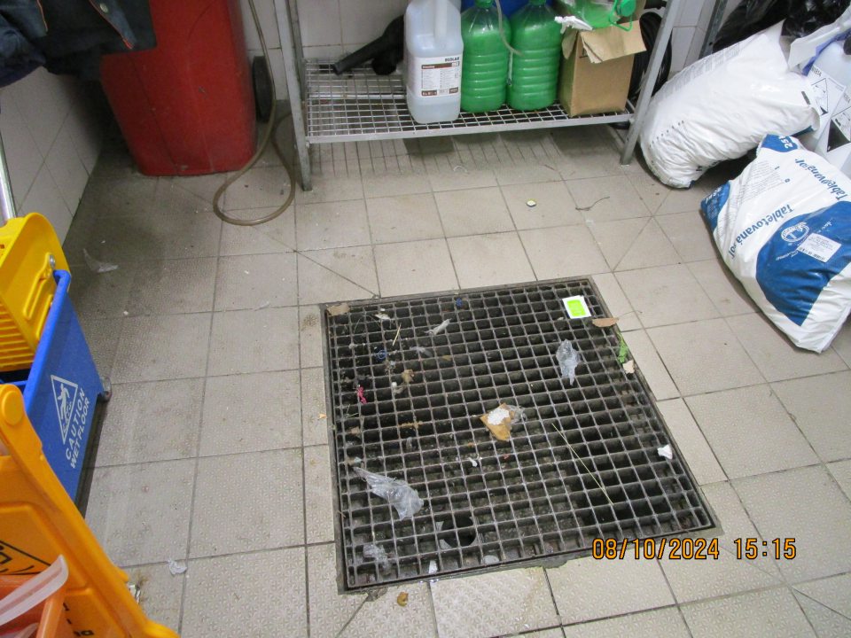 V zázemí: - v časti s výlevkou bol zistený výskyt hrubých nečistôt a zvyškov obalového materiálu rôzneho tvaru. Z výlevky sa šíril zápach. 