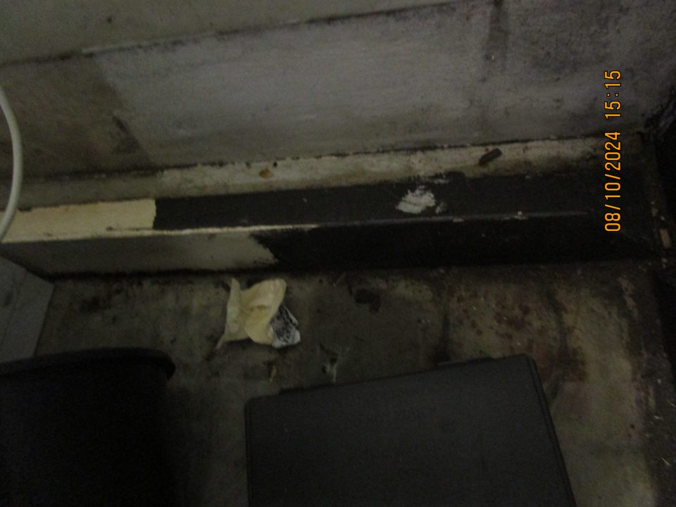  - v časti pred dverami mraziarenského boxu zistený výskyt nečistôt a nánosu prachu.