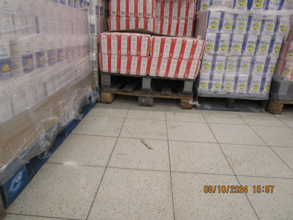 Predajná plocha: - v časti s uloženou spotrebiteľsky balenou múkou výskyt rozsypaného obsahu balenia na paletách a na podlahe. V jej okolí na podlahe zistený výskyt úlomkov paliet a nečistôt.